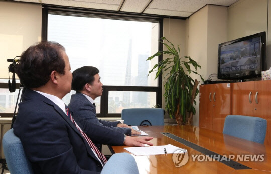 북미정상회담 뉴스 지켜보는 개성공단 관계자들. 연합뉴스